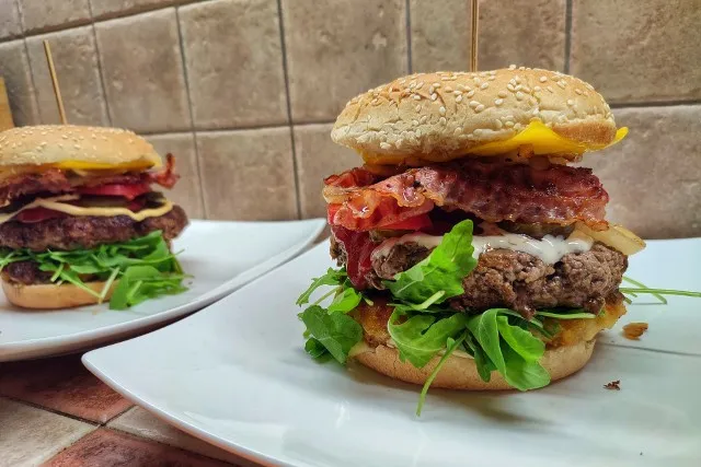 domowy burger wołowy vs drobiowy