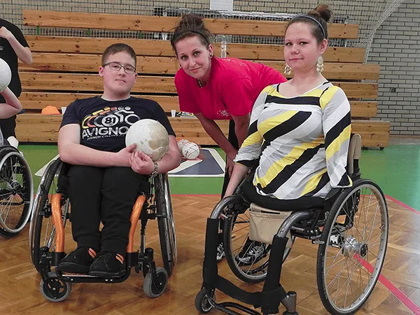 osoba na wózku inwalidzkim dorosła i dziecko