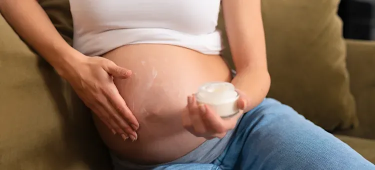 kobieta w ciąży dba o sk&oacute;rę