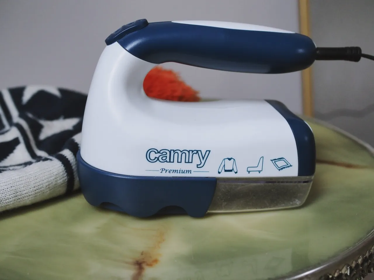 golarka do ubrań i zmechacona czapka