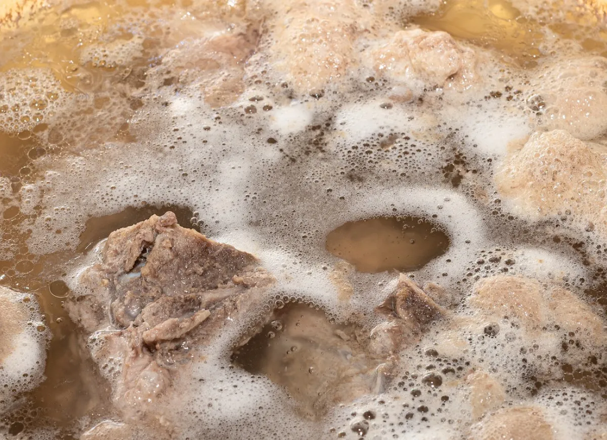 Zbierać szumowiny z rosołu czy nie