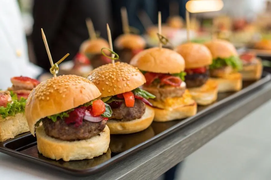 apetyczne mini burgery na desce do serwowania