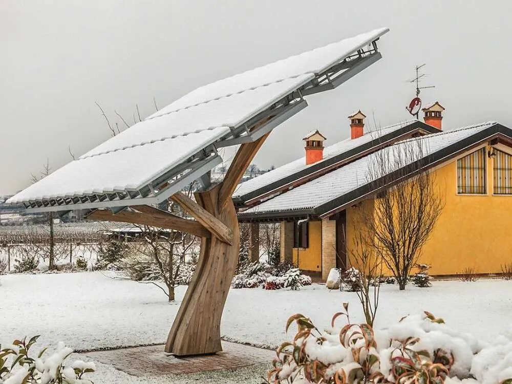 panele fotowoltaiczne na dachu domu latem i zimą