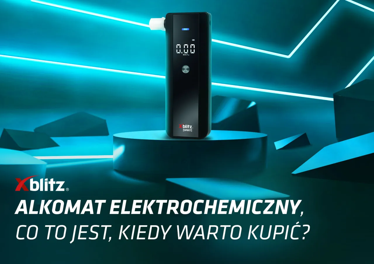 Alkomat elektrochemiczny Blitz na niebieskim tle. Dowiedz się, jaki alkomat kupić: elektrochemiczny czy p&oacute;łprzewodnikowy.