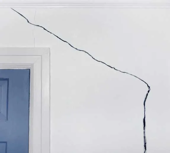 różne rodzaje pęknięć w tynku