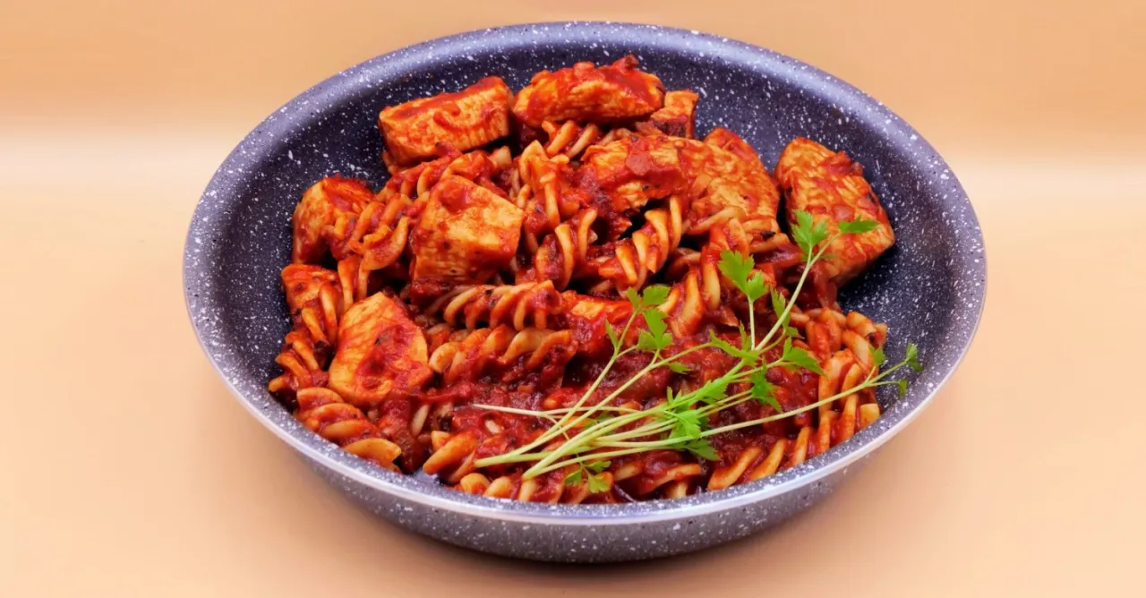makaron z kurczakiem w sosie pomidorowym