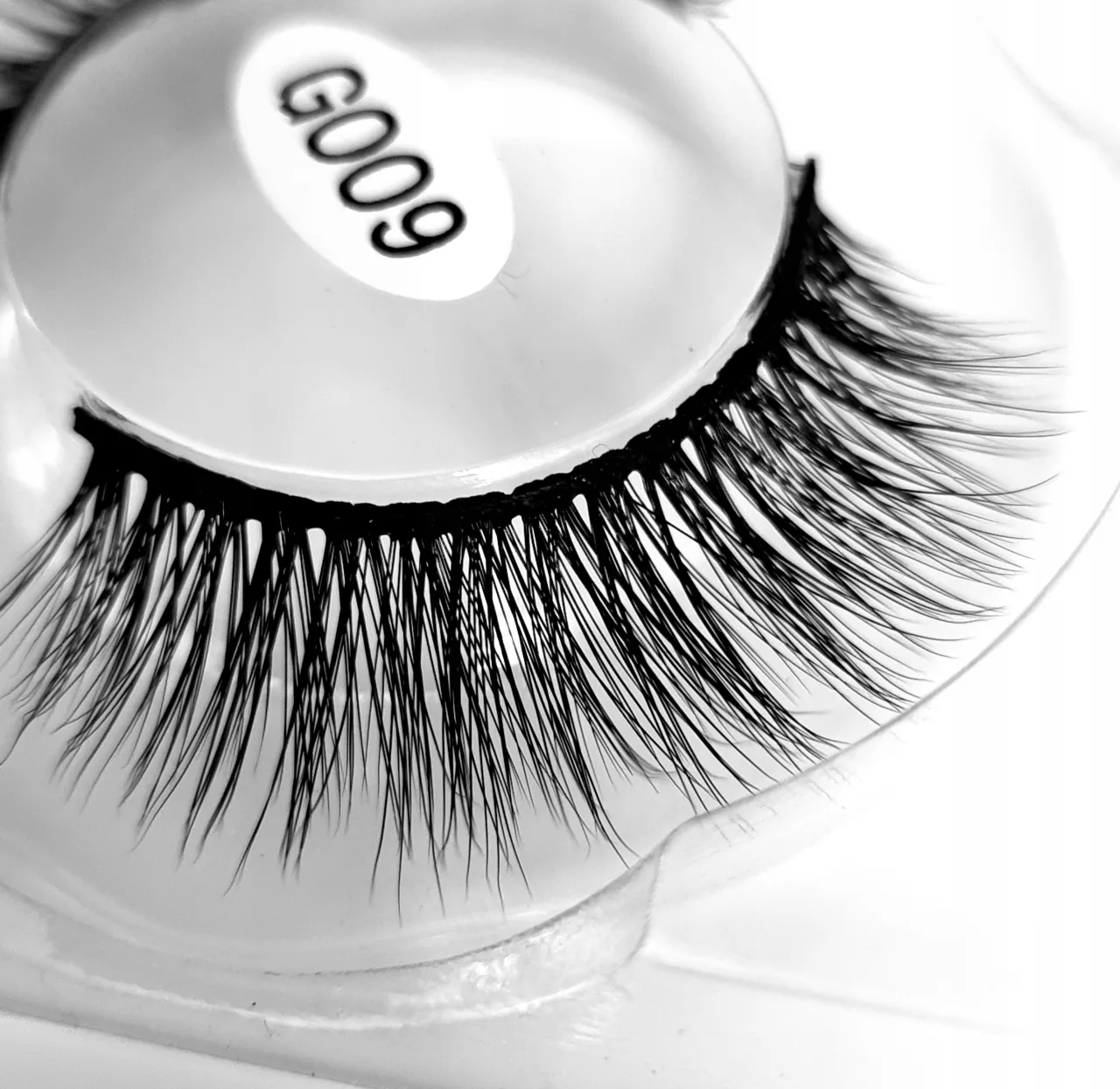 rodzaje sztucznych rzęs na pasku i kępki