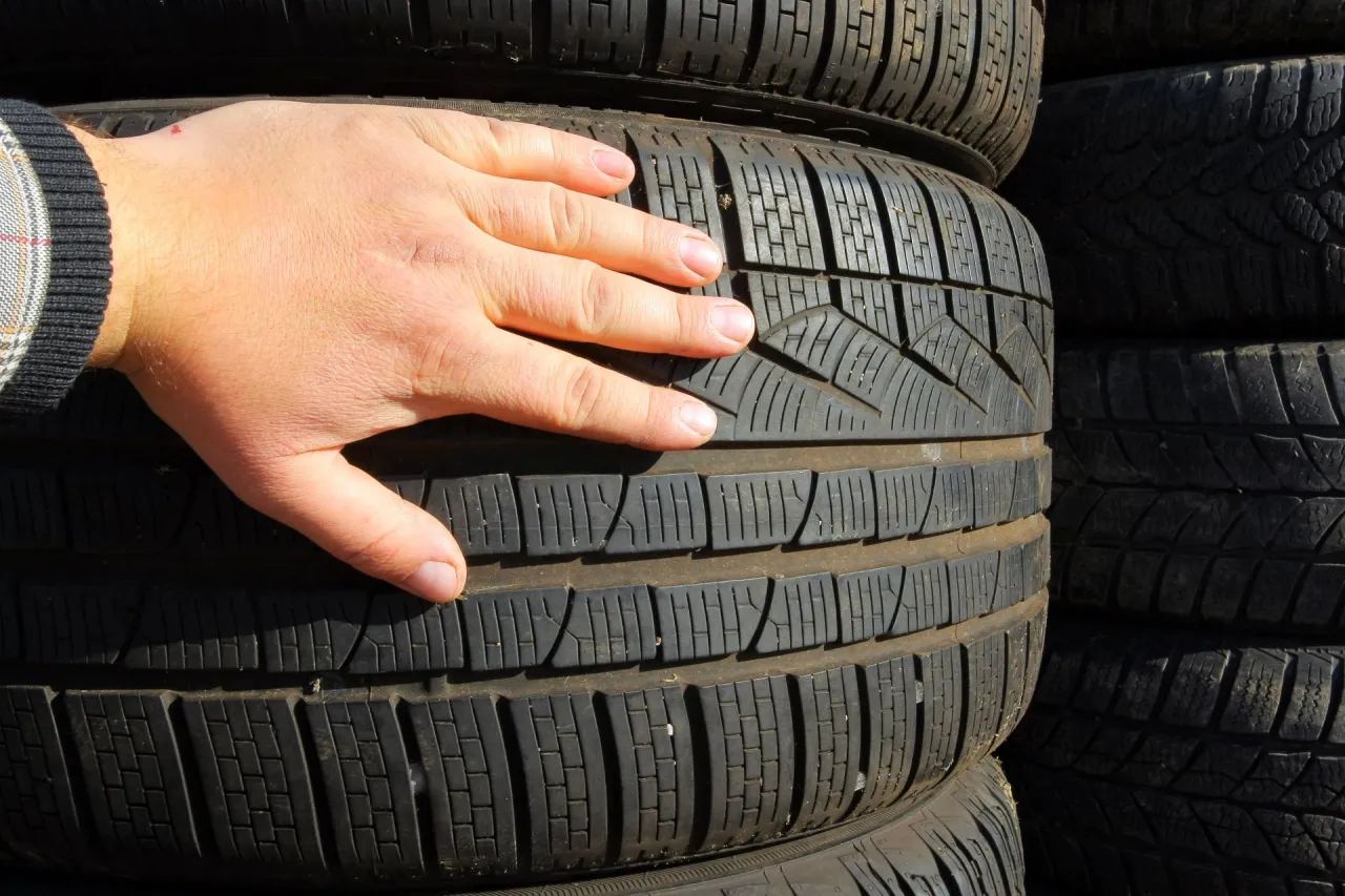 Nowa opona letnia vs zużyta bieżnik