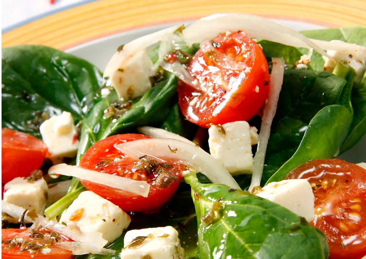 Zdjęcie Ensalada de espinacas y tomate: receta rápida y saludable para ti
