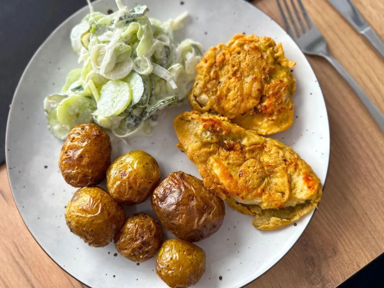 smażone kotlety sojowe z ziemniakami i sur&oacute;wką