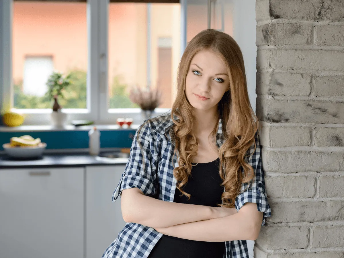 kobieta przeglądająca szafę z uśmiechem