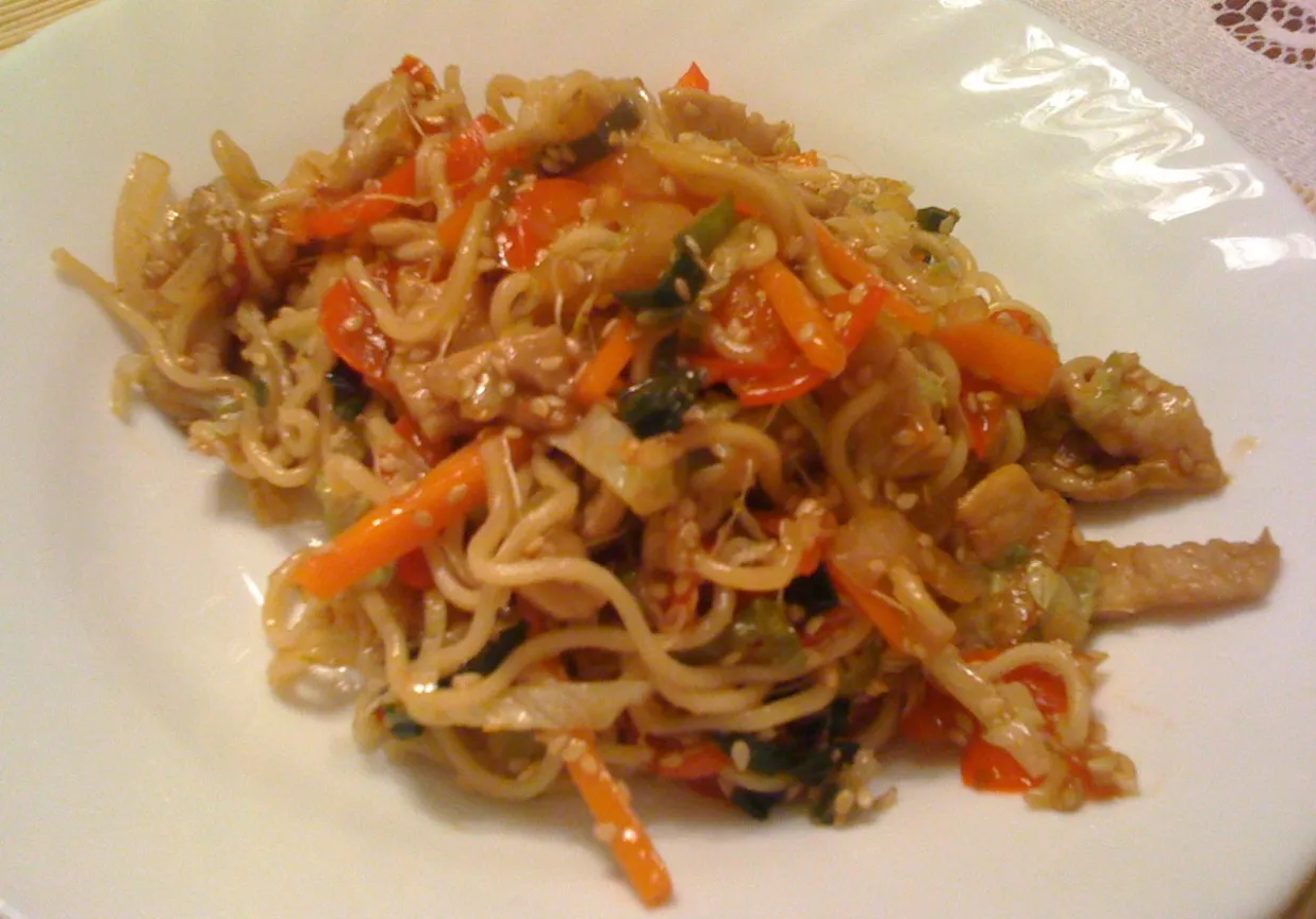 Składniki do makaronu sojowego z kurczakiem