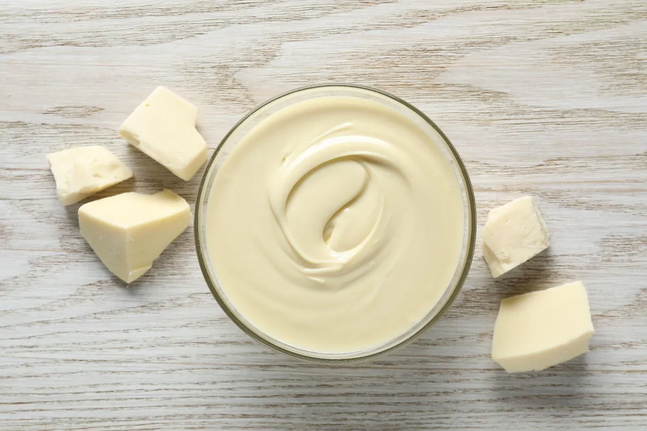 przezroczysta polewa z białej czekolady