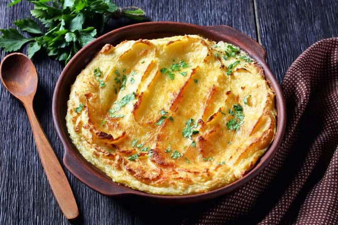 talerz z gotowanymi ziemniakami puree i pieczonymi