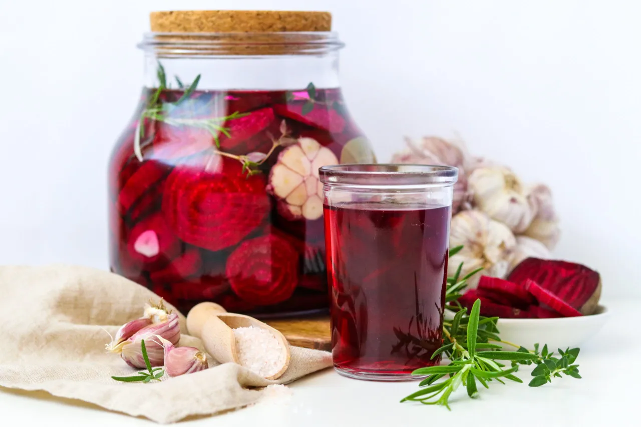 szklanka zakwasu z buraków, zdrowy napój