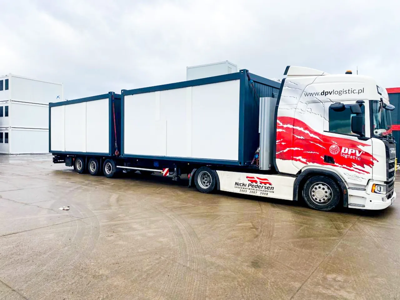 Ciężar&oacute;wka przewożąca żywność lub leki