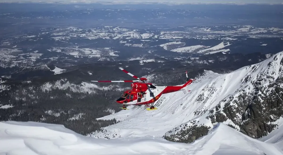 Ratunkowy śmigłowiec w Tatrach. Zima na szlakach jest surowa, a warunki wymagają ostrożności.