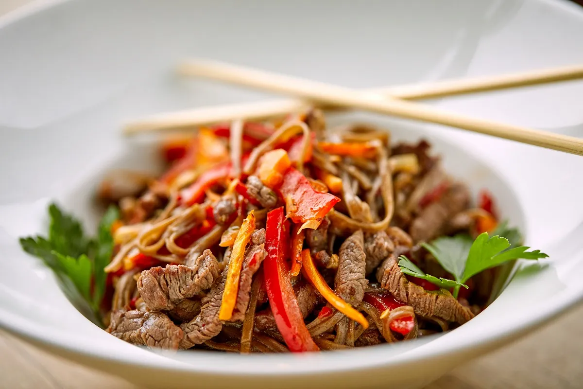 Wieprzowina w 5 smakach z ryżem i kolendrą