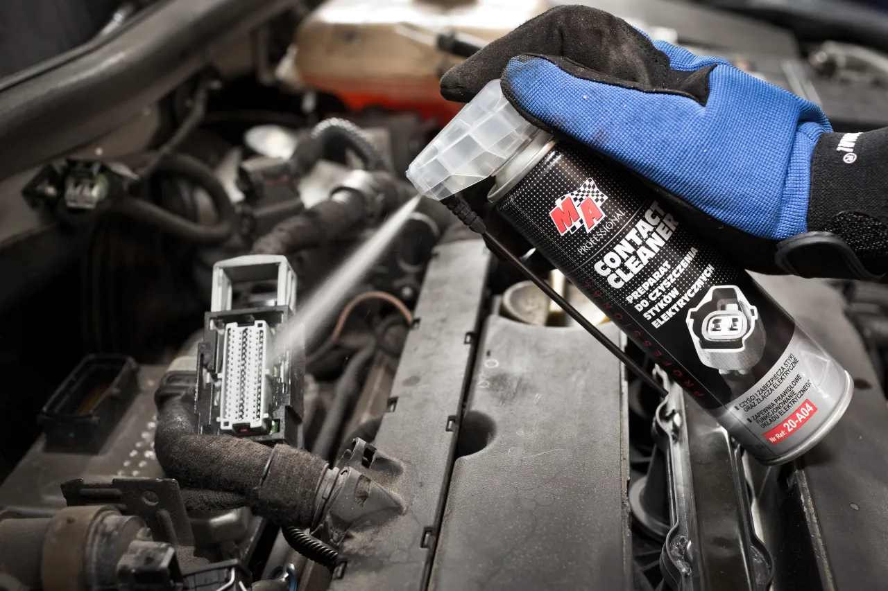 skorodowane styki baterii pilot