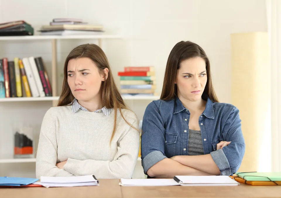 kłótnia dwóch osób w miejscu pracy