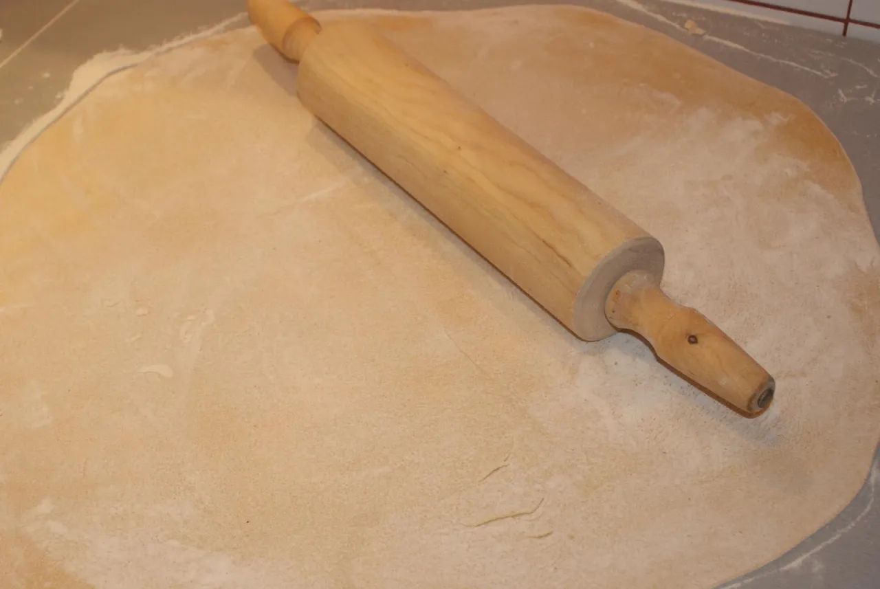 wyrabianie ciasta na makaron