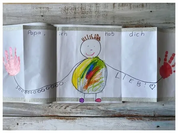 Kind malt Vatertagskarte