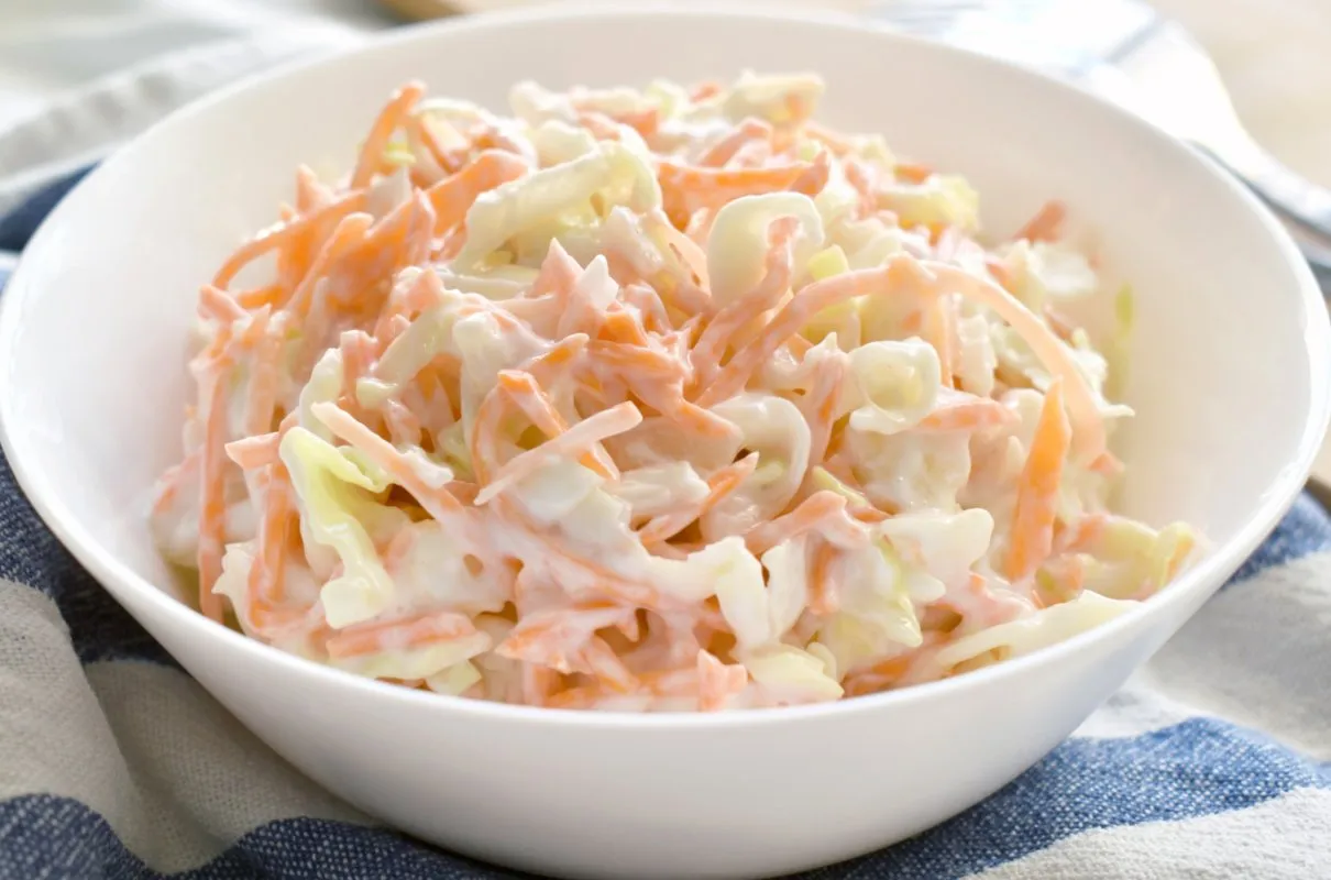 sałatka jarzynowa i surówka z białej kapusty