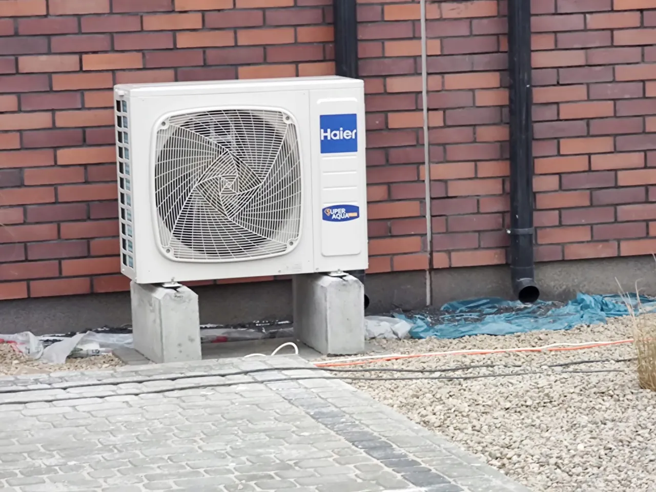 Fundament pod pompę ciepła, wsporniki montażowe