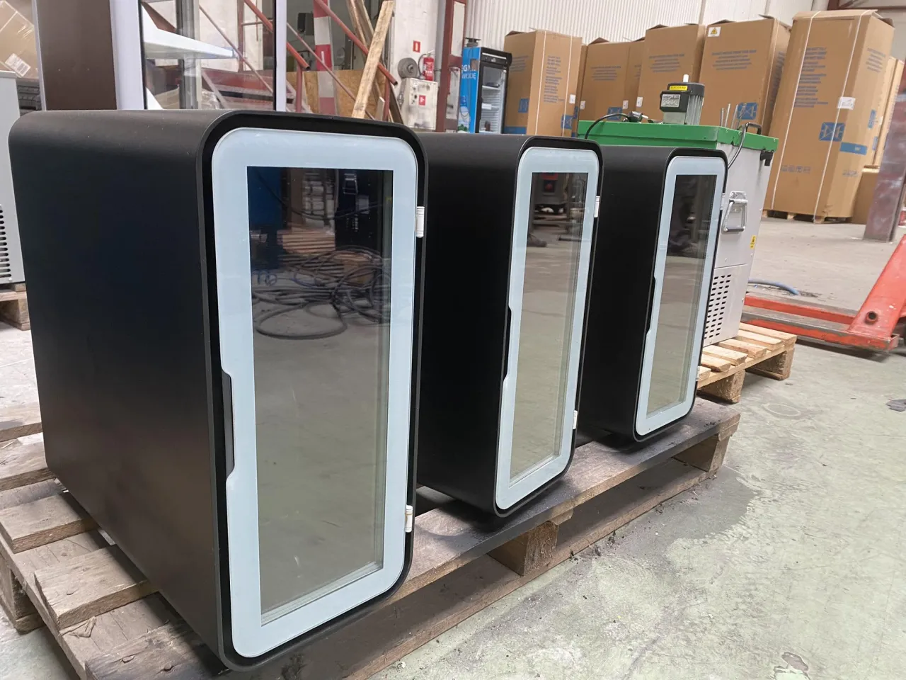 Mała lod&oacute;wka na napoje w biurze