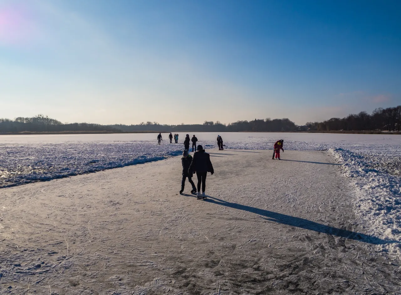 rodzina nad jeziorem Osieckim