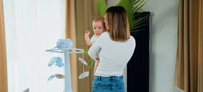 trzymiesięczne niemowlę w ramionach mamy lub taty