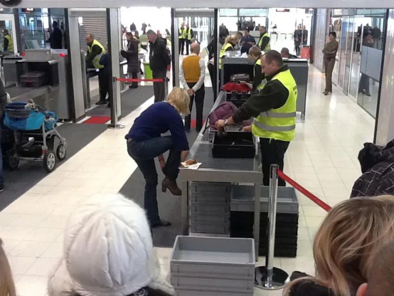 Pasażerowie na lotnisku, odprawa i kontrola bezpieczeństwa