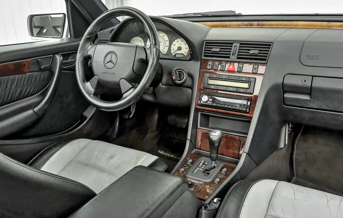 Mercedes W202 wnętrze przed liftingiem i po liftingu