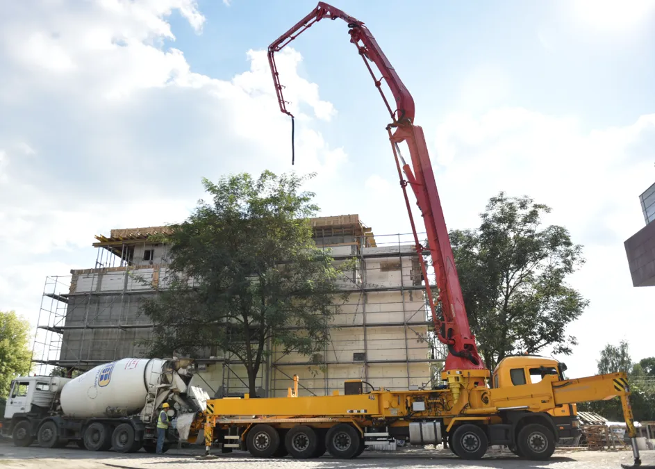 Betonowóz i pompa do betonu na budowie