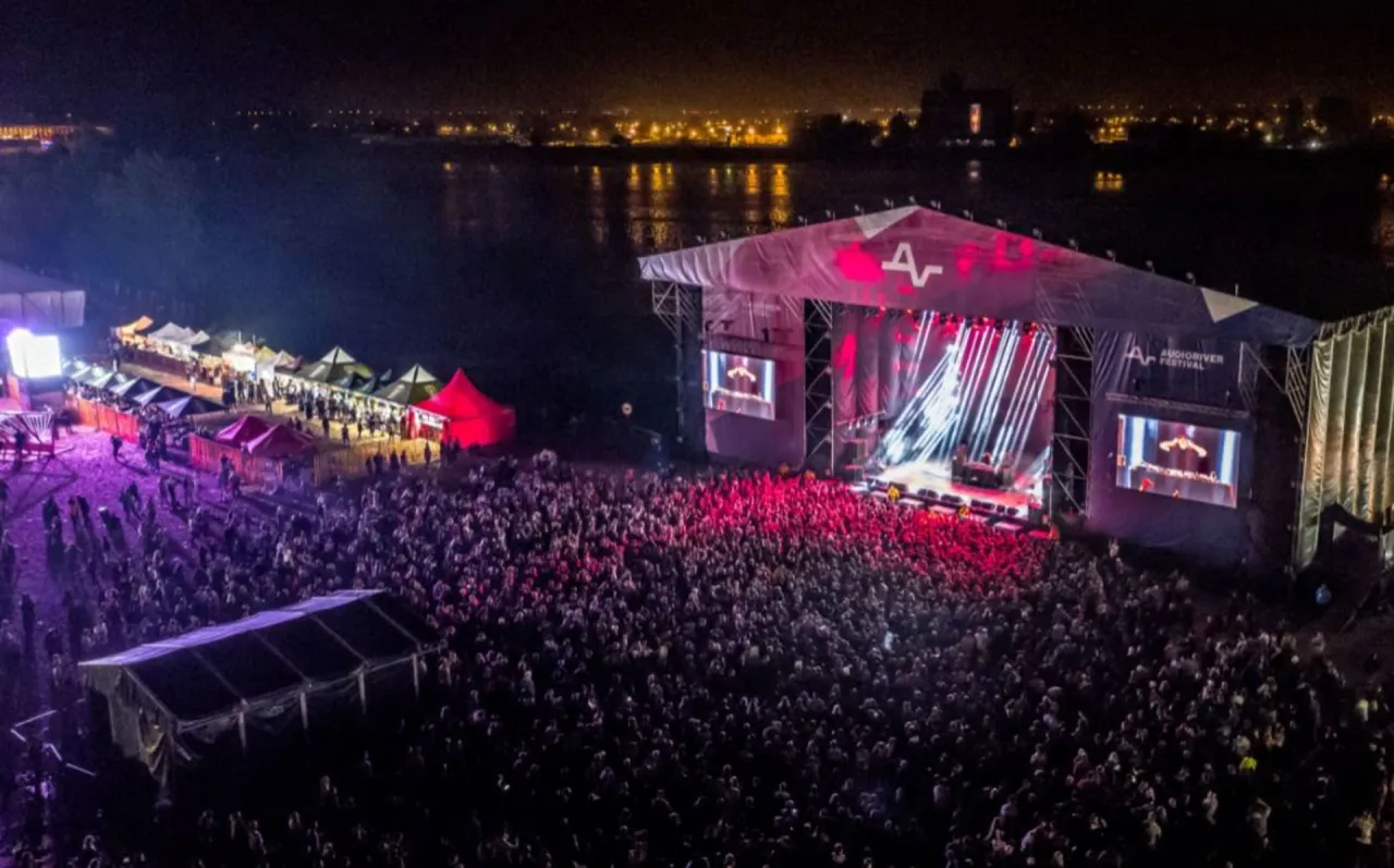 Zdjęcia z polskich festiwali muzyki elektronicznej (np. Audioriver, Instytut Festival)