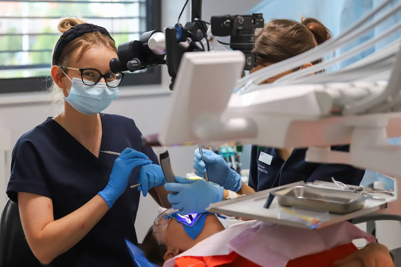 Zdjęcie Ile po wizycie u dentysty nie można jeść, aby uniknąć bólu?