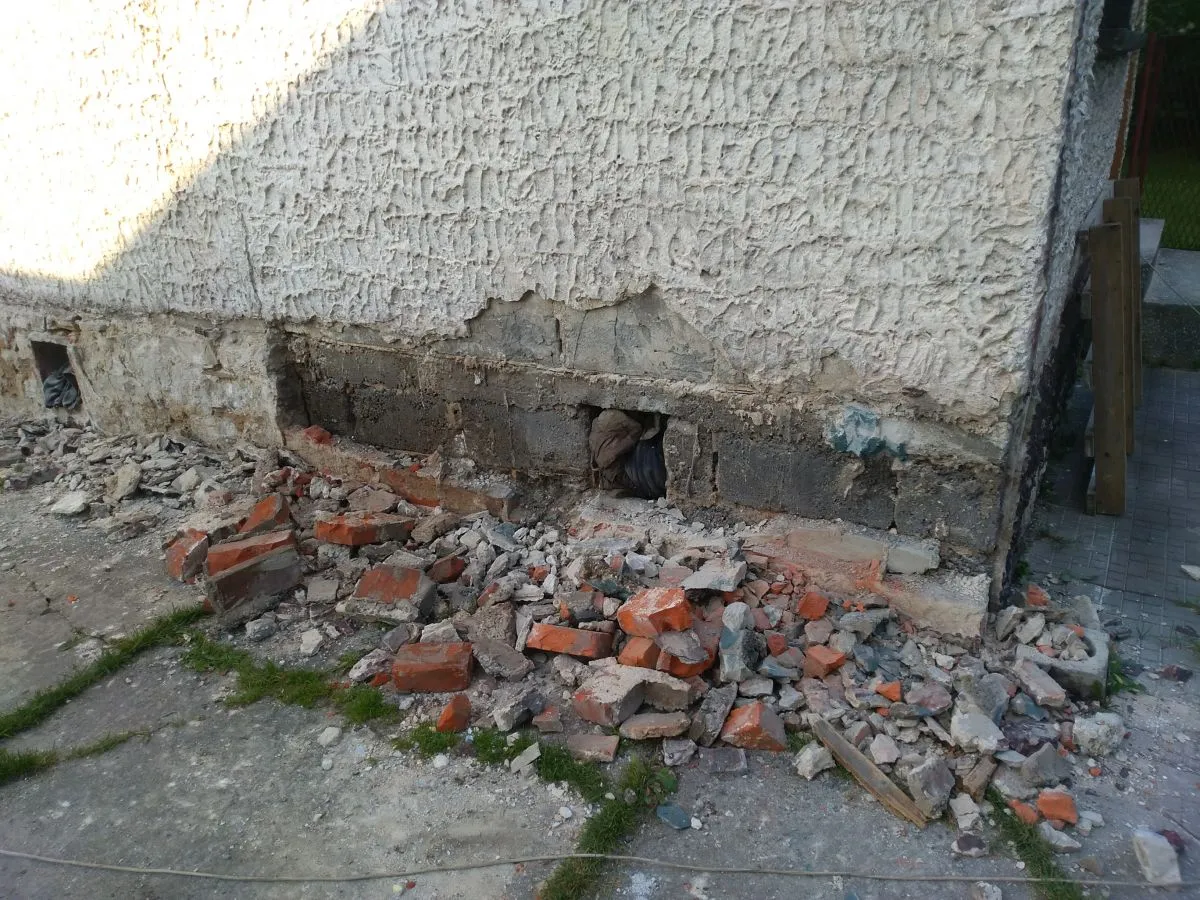 Stare fundamenty kamienne pęknięcia wilgoć