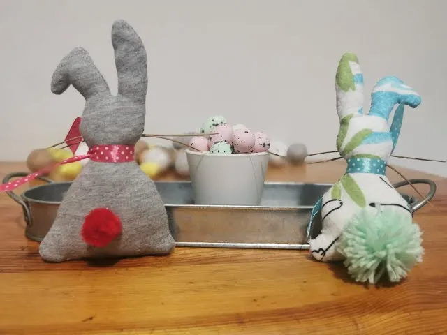 uszyty kr&oacute;lik z materiału z ubrankiem i haftem