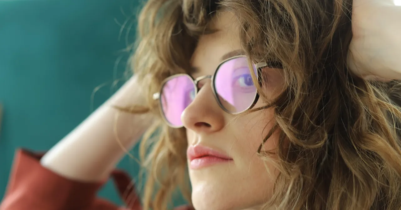 osoba wybierająca okulary