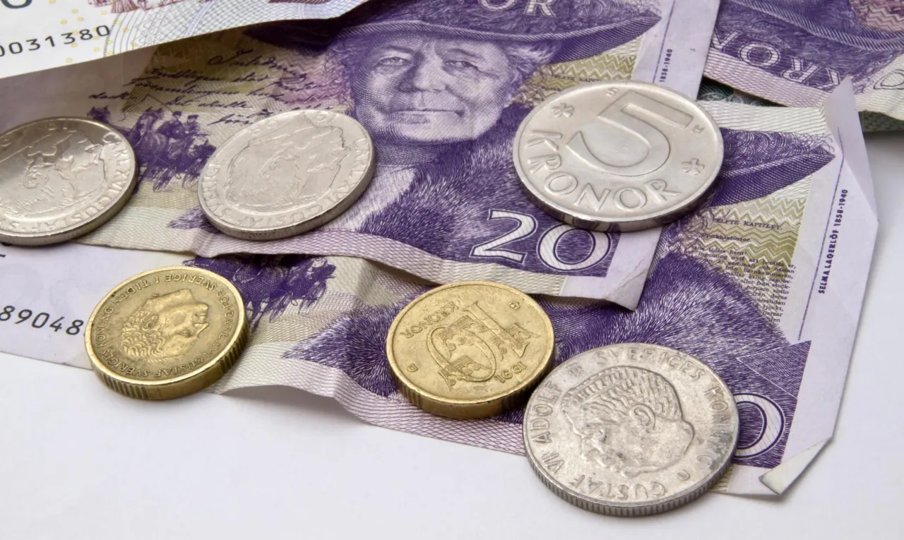 Szwedzkie monety i banknoty z napisem 