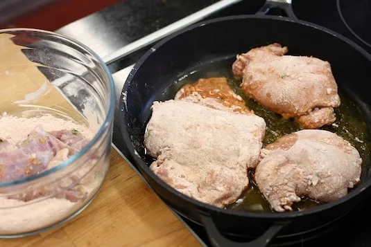 Zmarynowany kr&oacute;lik w naczyniu