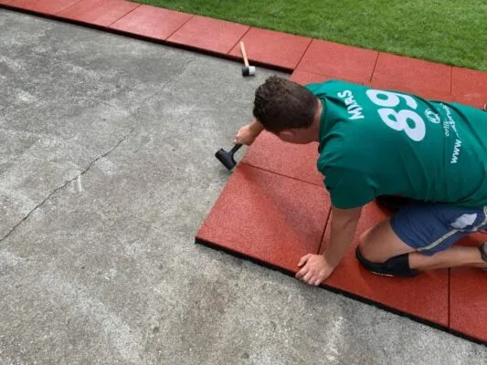 Układanie płyt gumowych na placu zabaw, instrukcja montażu