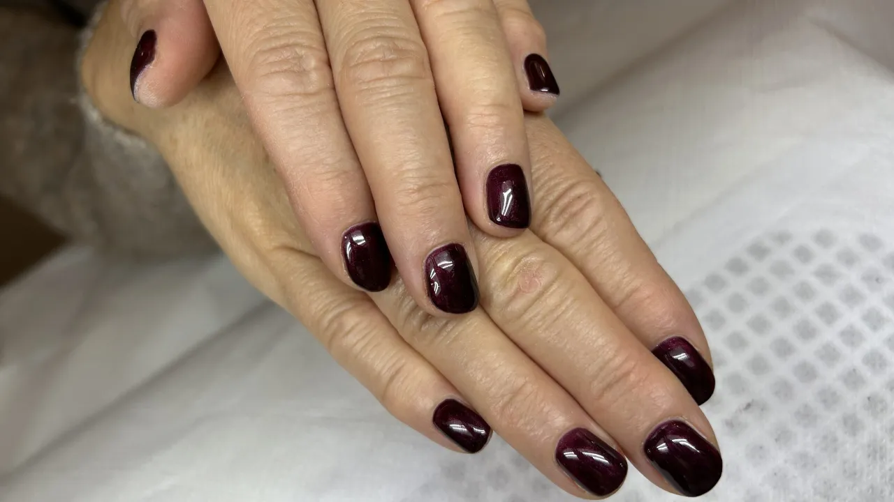 manicure klasyczny do czarnej sukienki