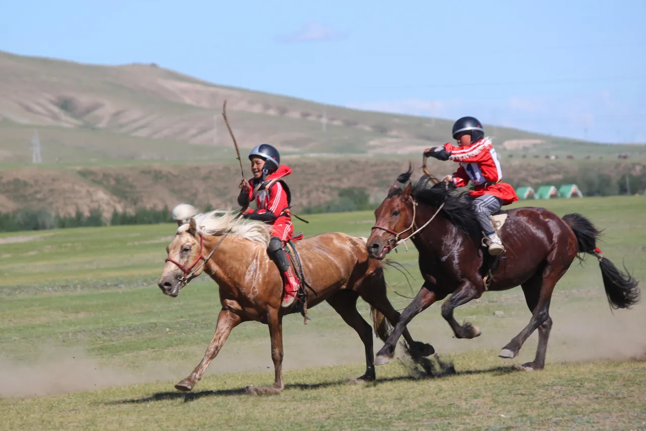 Mongolscy wojownicy na koniach