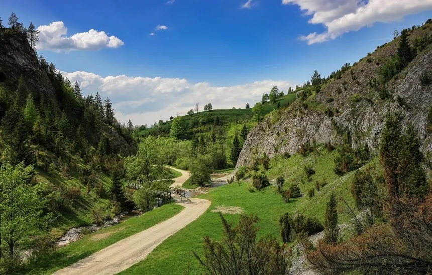 Rezerwat Biała Woda szlak atrakcje formacje skalne