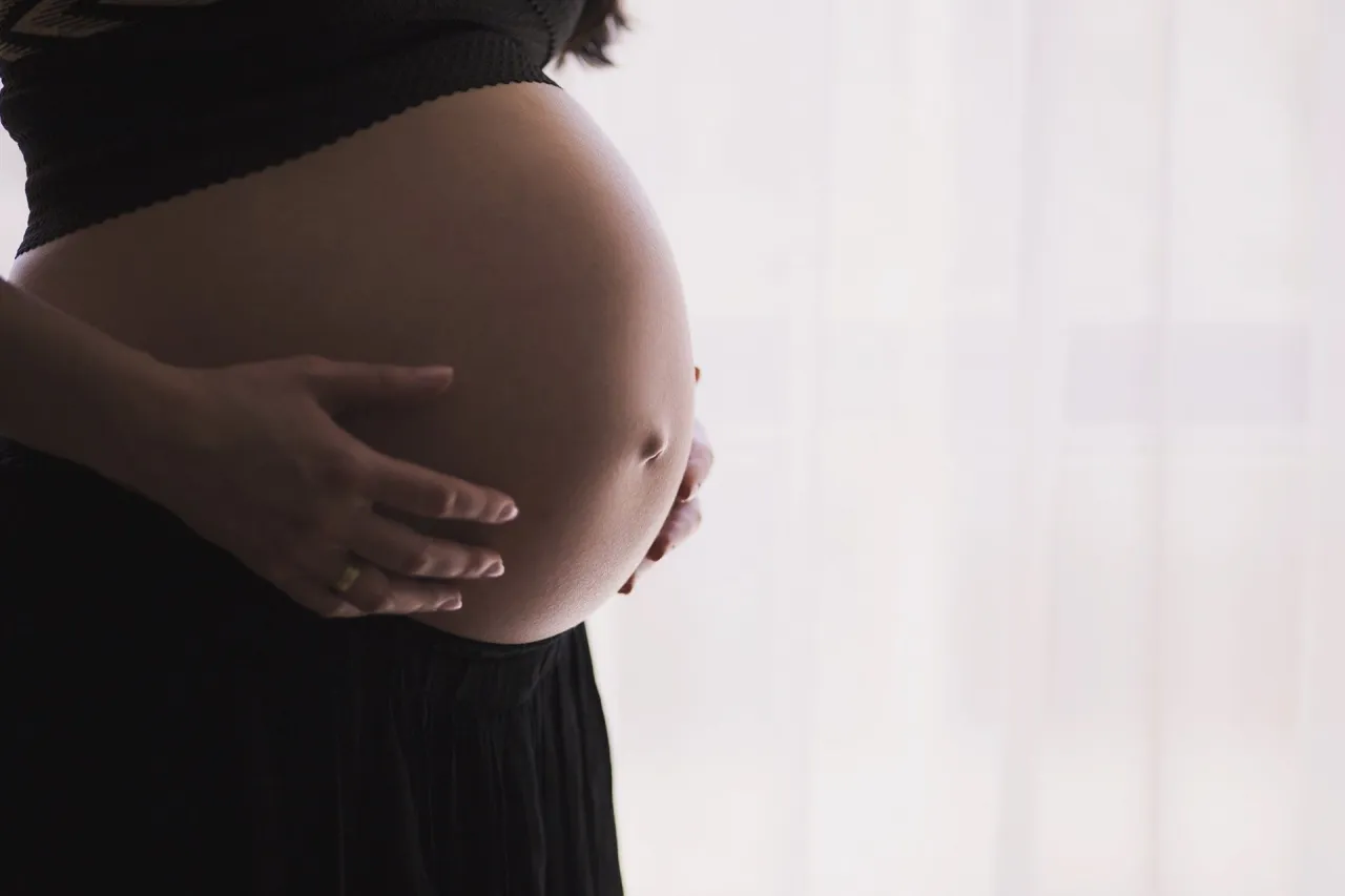 kobieta w ciąży zaniepokojona, lęk o dziecko