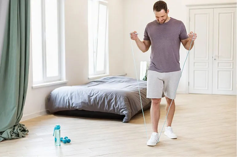 Osoba ćwicząca cardio w domu