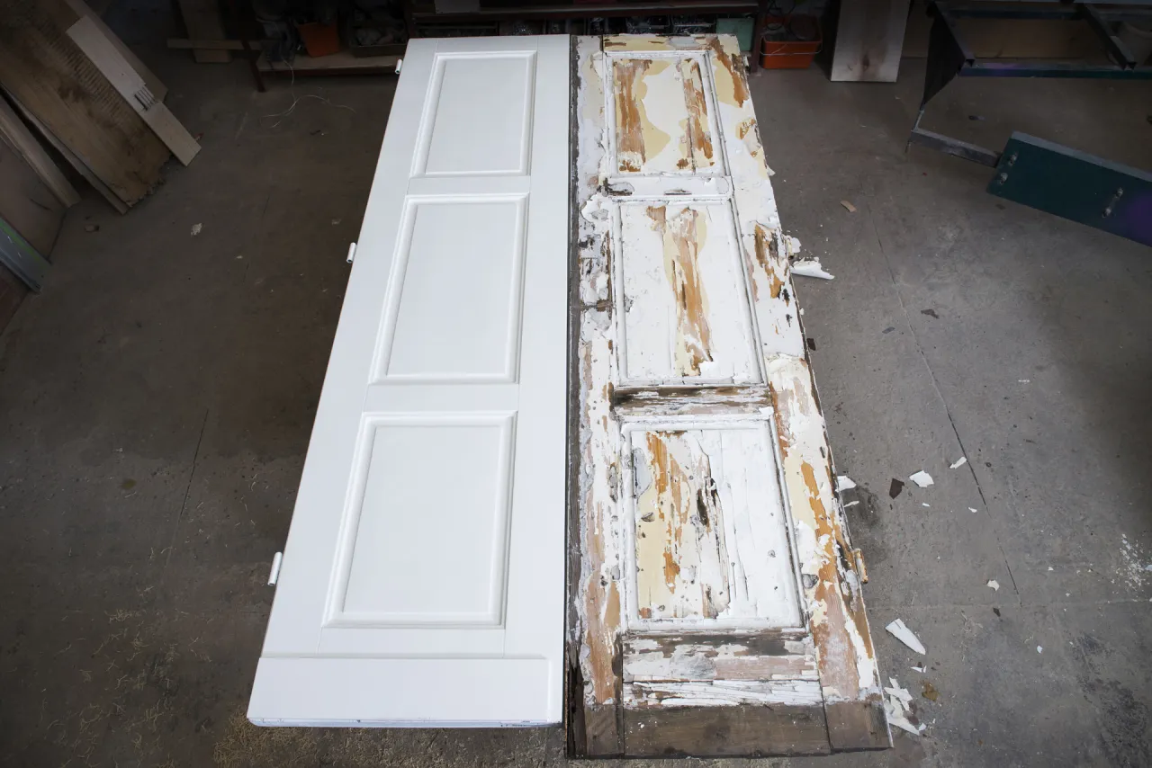 stare drzwi drewniane przed renowacją