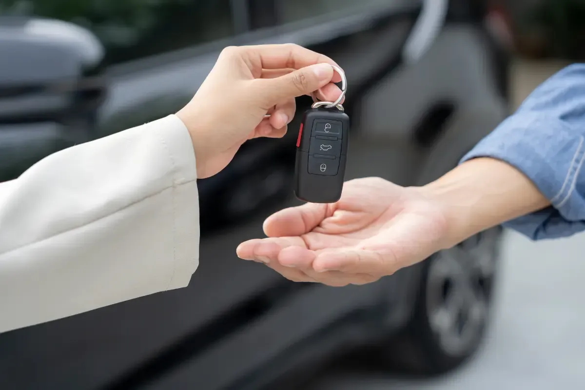 Przekazanie kluczyk&oacute;w do auta. Zastanawiasz się, jak sprawdzić czy auto jest w leasingu? Sprawdź historię pojazdu.