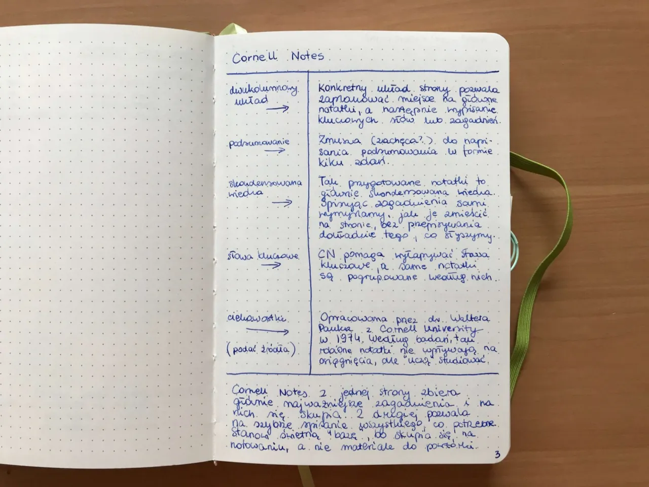 osoba robiąca notatki w książce